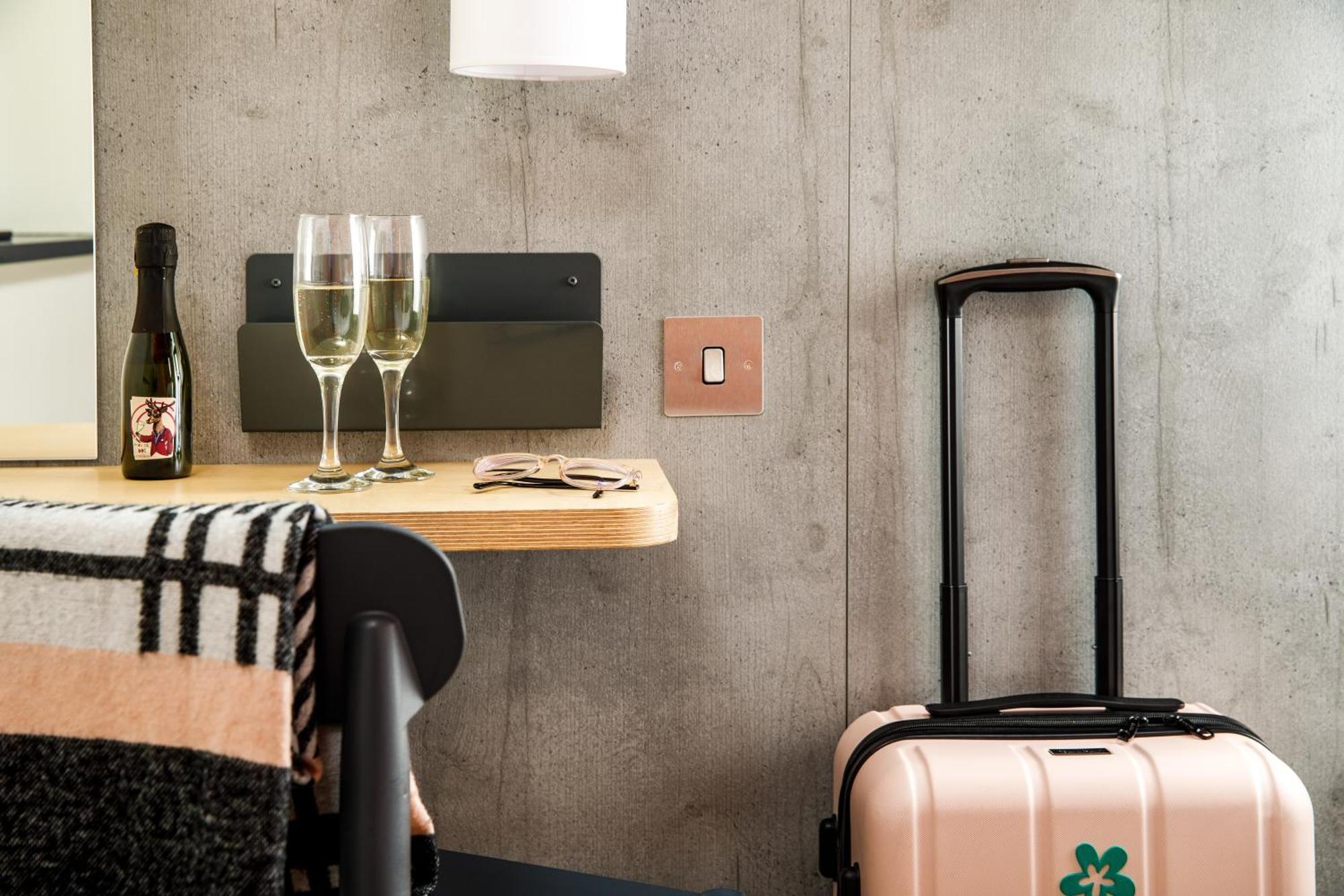 Ibis Budget Manchester Airport T2 Хейл Экстерьер фото