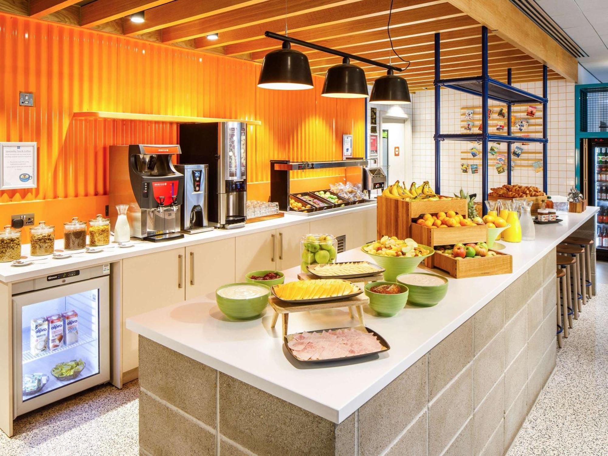 Ibis Budget Manchester Airport T2 Хейл Экстерьер фото