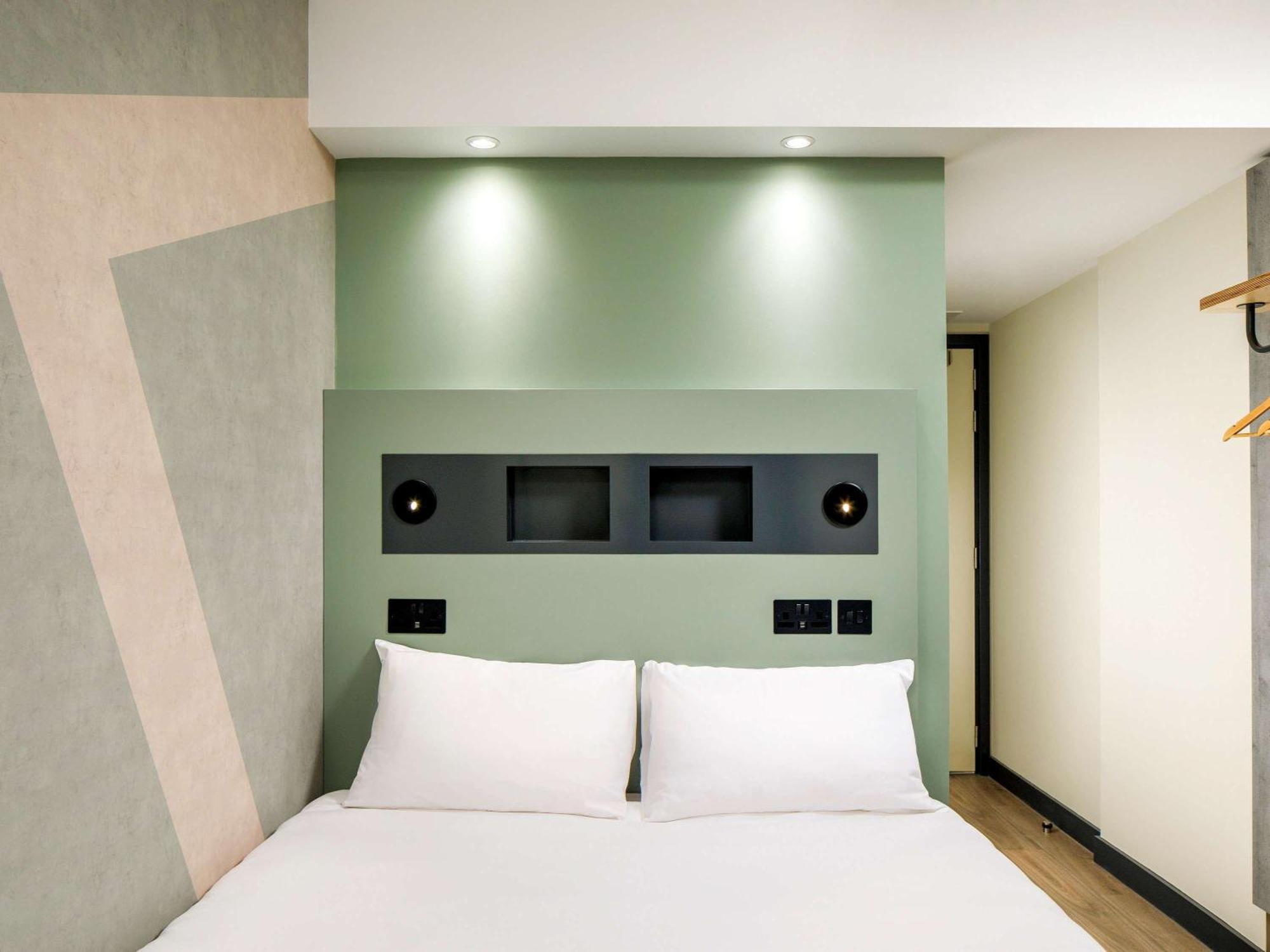 Ibis Budget Manchester Airport T2 Хейл Экстерьер фото