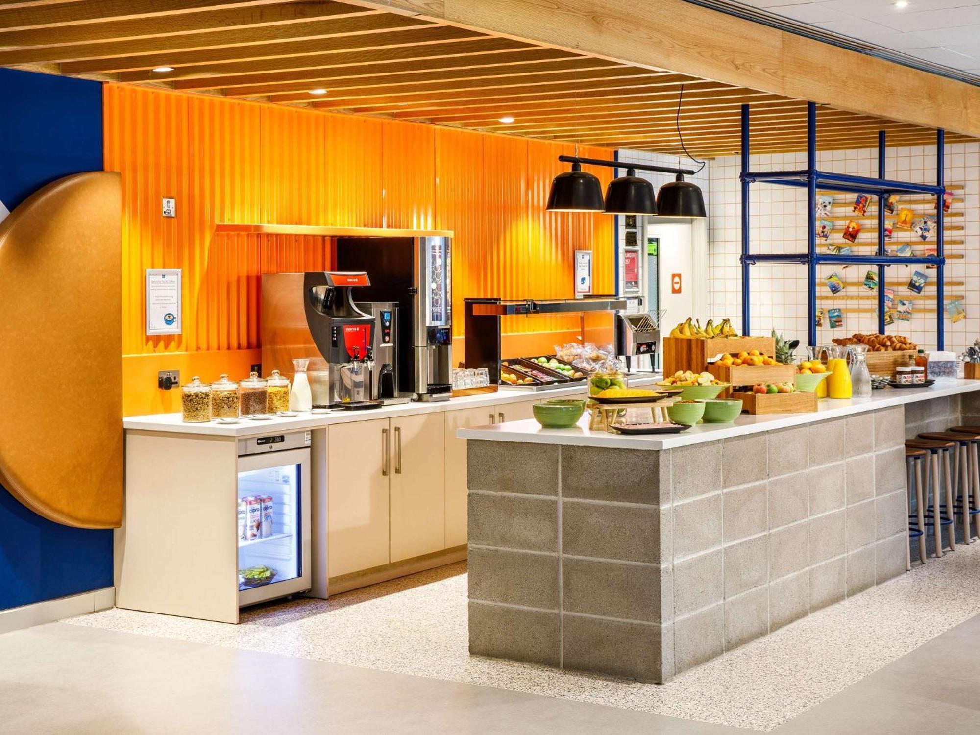 Ibis Budget Manchester Airport T2 Хейл Экстерьер фото